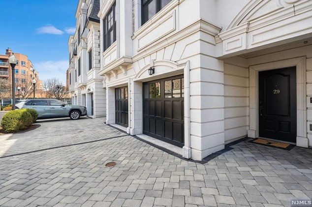 29 Marquis Ct, Edgewater NJ  07020-2900 exterior