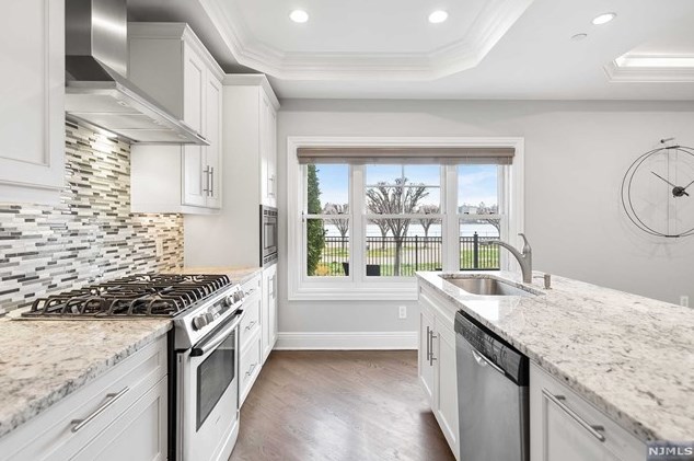 29 Marquis Ct, Edgewater NJ  07020-2900 exterior