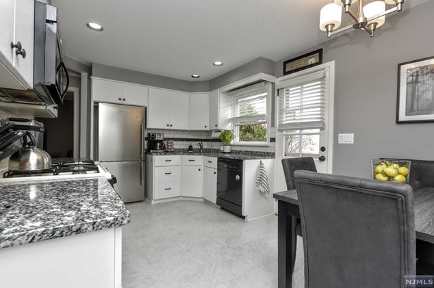 63 Van Blarcom Ave, Midland Pk NJ  07432-1851 exterior