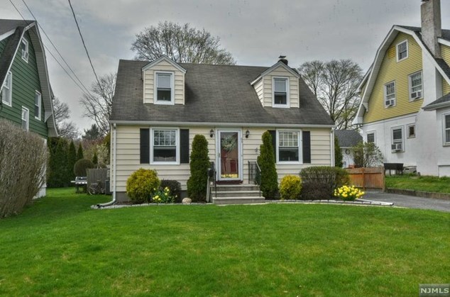 63 Van Blarcom Ave, Midland Pk NJ  07432-1851 exterior