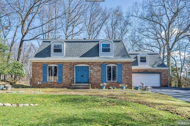 733 Rivenwood Rd, Franklin Lakes, NJ 07417