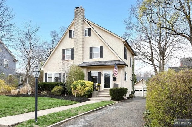 254 Pearsall Ave, Ridgewood, NJ 07450-2722