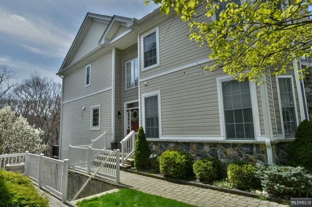 8 Timberline Ln, Oakland, NJ 07436