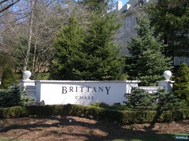 8404 Brittany Dr, Wayne NJ  07470-3200 exterior