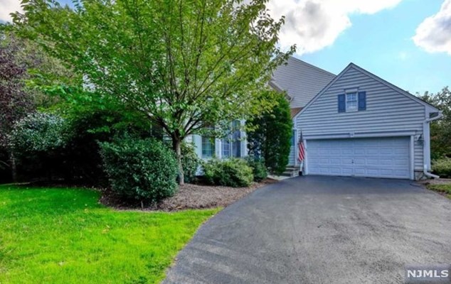92 Twinberry Ct, Paramus NJ  07652-1343 exterior