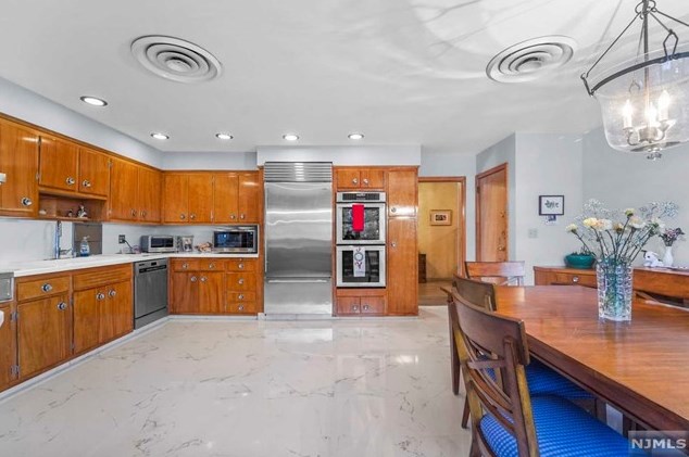 1036 Briar Way, West Fort Lee NJ exterior