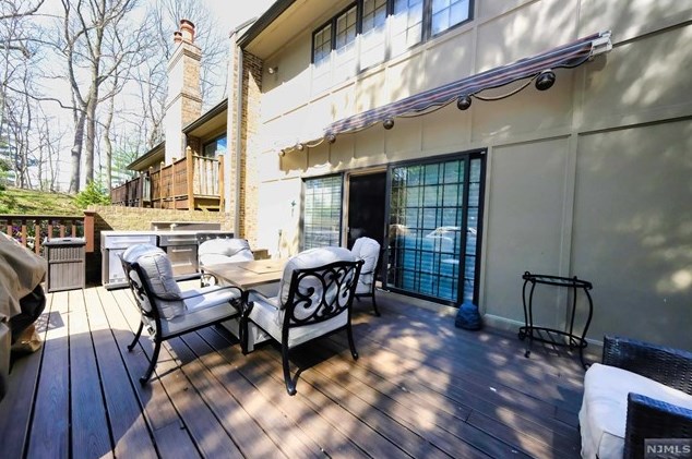 47 Whitney Hl, Park Ridge NJ 07656-2606 exterior