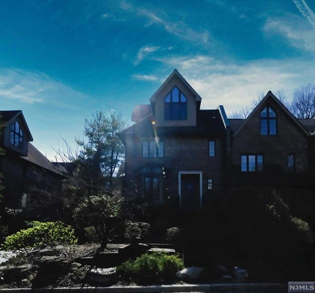 47 Whitney Hl, Park Ridge NJ 07656-2606 exterior