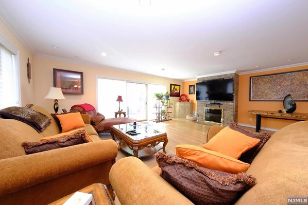 47 Whitney Hl, Park Ridge NJ 07656-2606 exterior