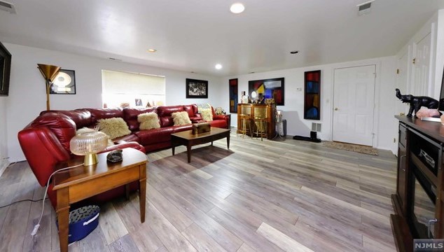 47 Whitney Hl, Park Ridge NJ 07656-2606 exterior