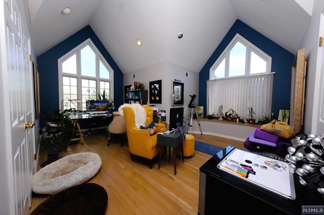 47 Whitney Hl, Park Ridge NJ 07656-2606 exterior