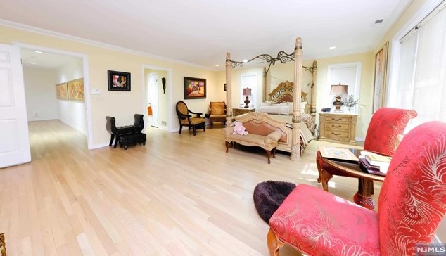 47 Whitney Hl, Park Ridge NJ 07656-2606 exterior