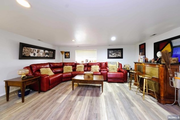 47 Whitney Hl, Park Ridge NJ 07656-2606 exterior