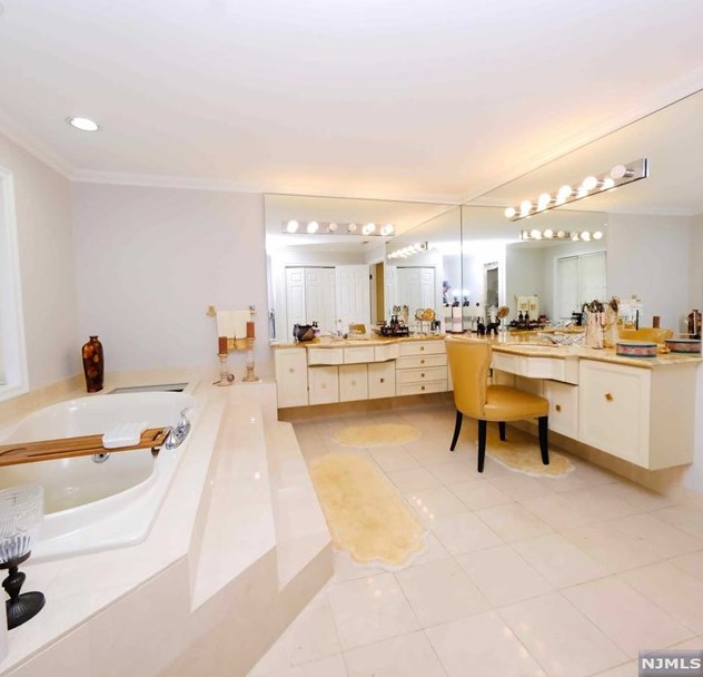 47 Whitney Hl, Park Ridge NJ 07656-2606 exterior