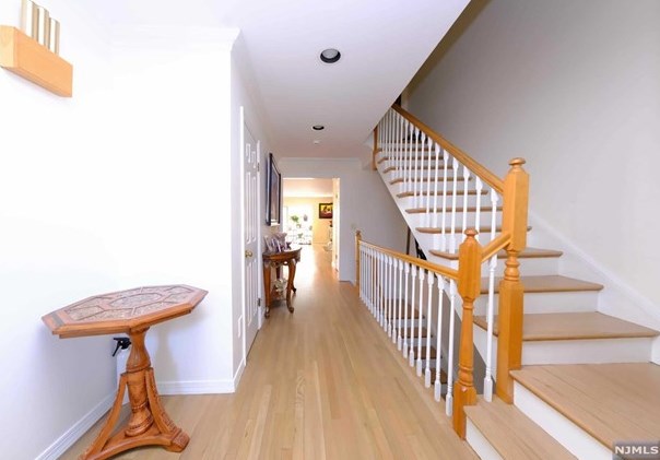 47 Whitney Hl, Park Ridge NJ 07656-2606 exterior