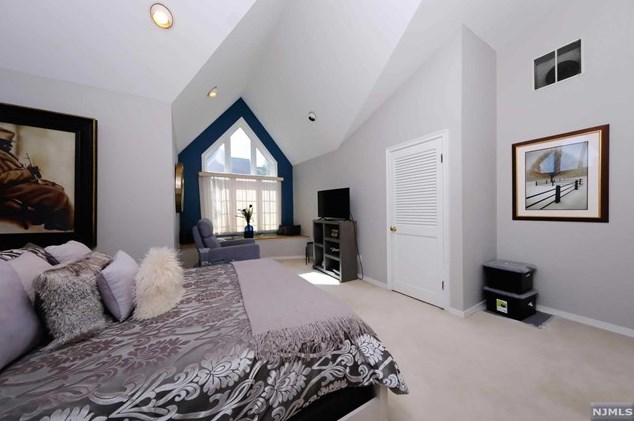 47 Whitney Hl, Park Ridge NJ 07656-2606 exterior