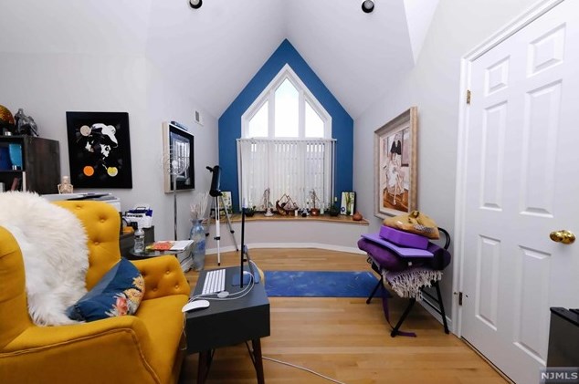 47 Whitney Hl, Park Ridge NJ 07656-2606 exterior