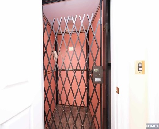 47 Whitney Hl, Park Ridge NJ 07656-2606 exterior