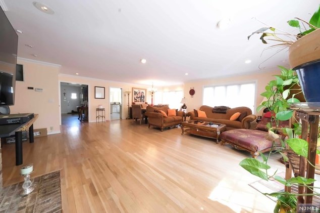 47 Whitney Hl, Park Ridge NJ 07656-2606 exterior