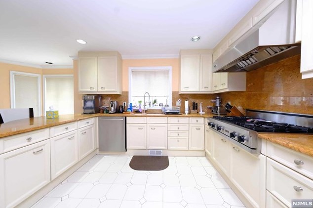 47 Whitney Hl, Park Ridge NJ 07656-2606 exterior