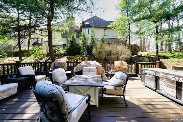 47 Whitney Hl, Park Ridge NJ 07656-2606 exterior