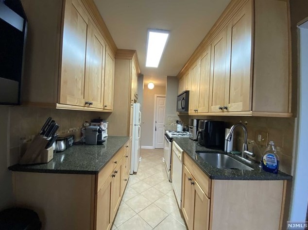 12 River Rd, Nutley NJ 07110-3513 exterior