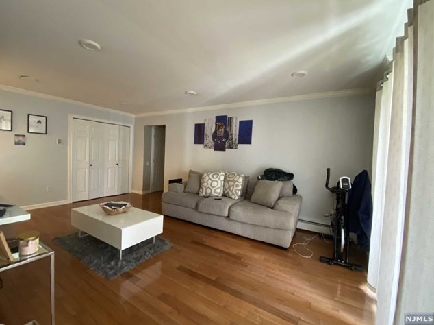 12 River Rd, Nutley, NJ 07110-3426