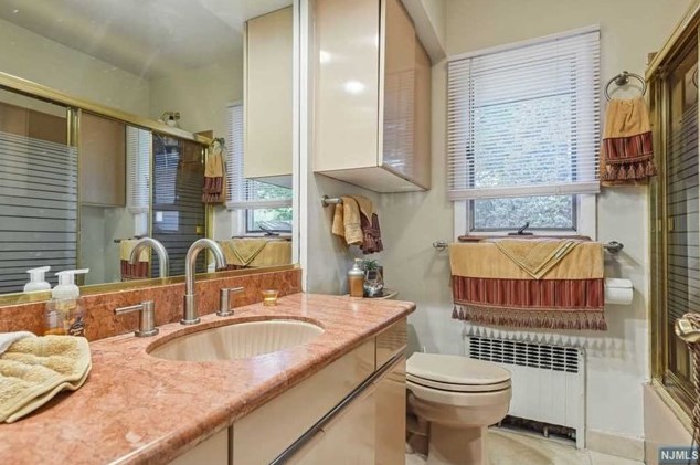 205 Roosevelt Ave, Hasbrouck Heights NJ 07604-1611 exterior