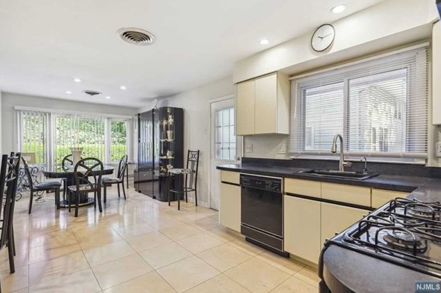 205 Roosevelt Ave, Hasbrouck Heights NJ 07604-1611 exterior