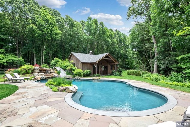 32 Ackerman Rd, Upper Saddle River NJ 07458 exterior