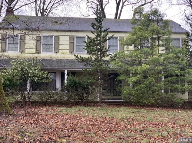 68 Grandview Ave, Upper Saddle River, NJ 07458