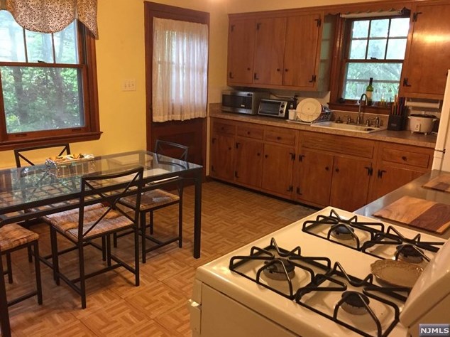 76 Farview Ave, Paramus NJ  07652-2719 exterior
