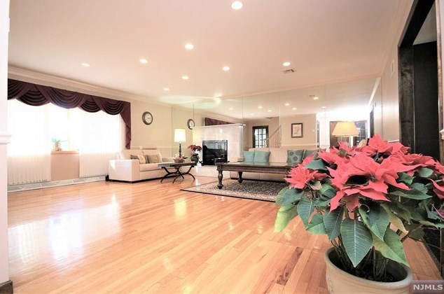 410 Highland St, Cresskill NJ  07626-1209 exterior