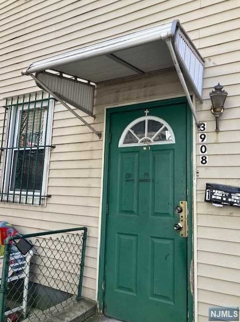 3908 Hudson Ave, Union City, NJ 07087