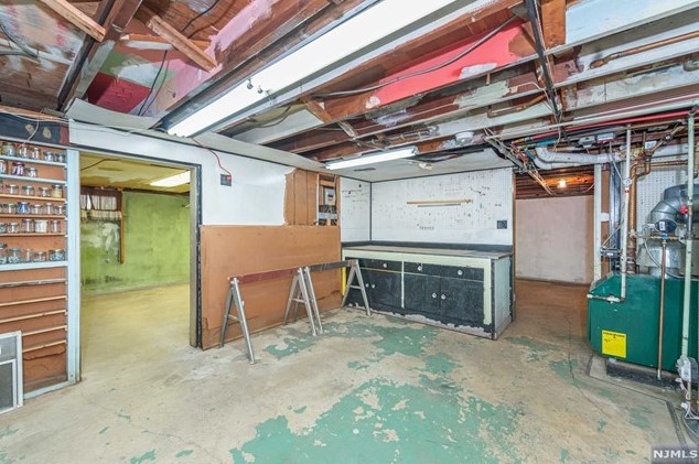 1089 Farm Rd, Secaucus NJ 07094-4026 exterior