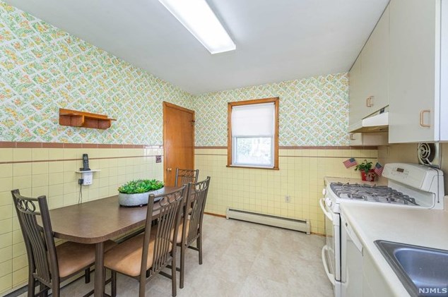 1089 Farm Rd, Secaucus NJ 07094-4026 exterior