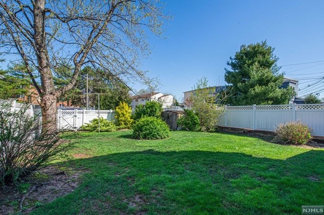 1089 Farm Rd, Secaucus NJ 07094-4026 exterior