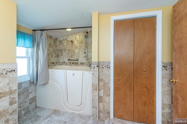 1089 Farm Rd, Secaucus NJ 07094-4026 exterior