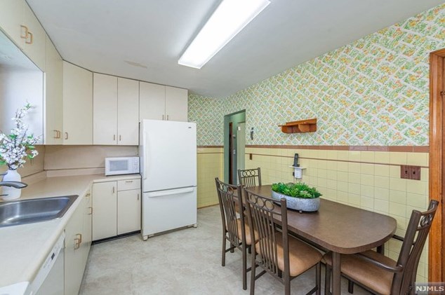 1089 Farm Rd, Secaucus NJ 07094-4026 exterior