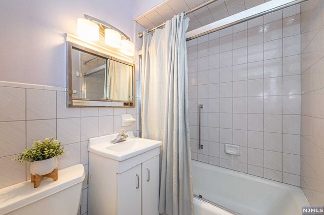 1089 Farm Rd, Secaucus NJ 07094-4026 exterior