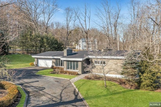56 Fawnhill Rd, Upper Saddle River, NJ 07458-1517