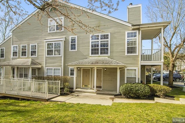 1125 Hyde Park Ct, Mahwah, NJ 07430