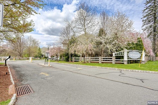 2006 Whitney Ln, Allendale, NJ 07401