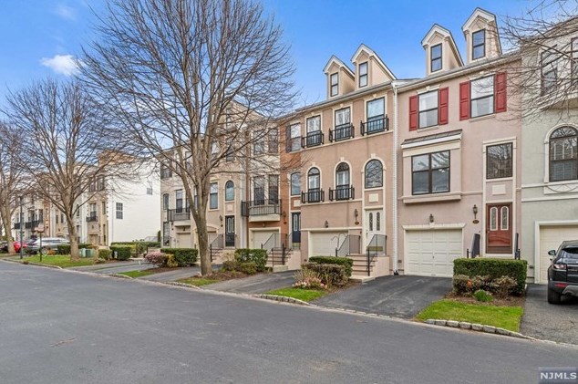 402 Manchester Dr, Nutley, NJ 07110-3945