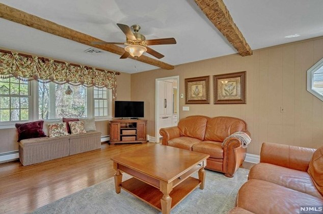 52 Elizabeth Ln, Mahwah NJ 07430-2808 exterior