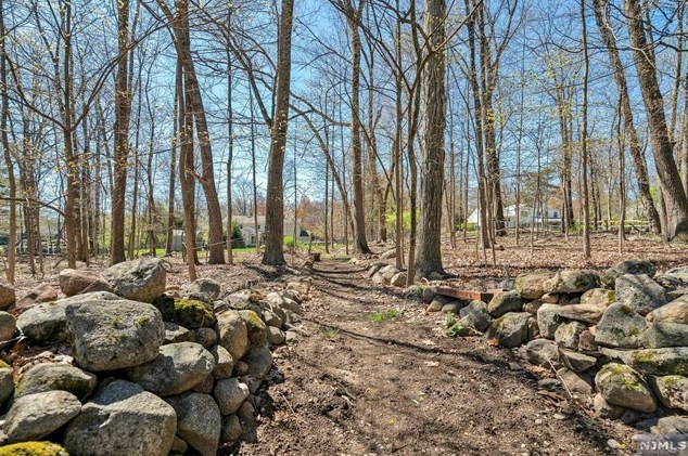 52 Elizabeth Ln, Mahwah NJ 07430-2808 exterior