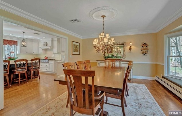 52 Elizabeth Ln, Mahwah NJ 07430-2808 exterior