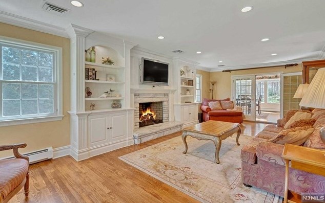 52 Elizabeth Ln, Mahwah NJ 07430-2808 exterior