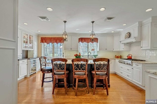 52 Elizabeth Ln, Mahwah NJ 07430-2808 exterior