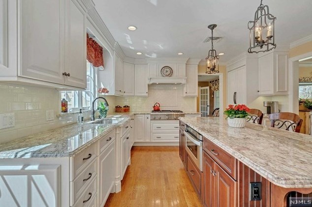 52 Elizabeth Ln, Mahwah NJ 07430-2808 exterior